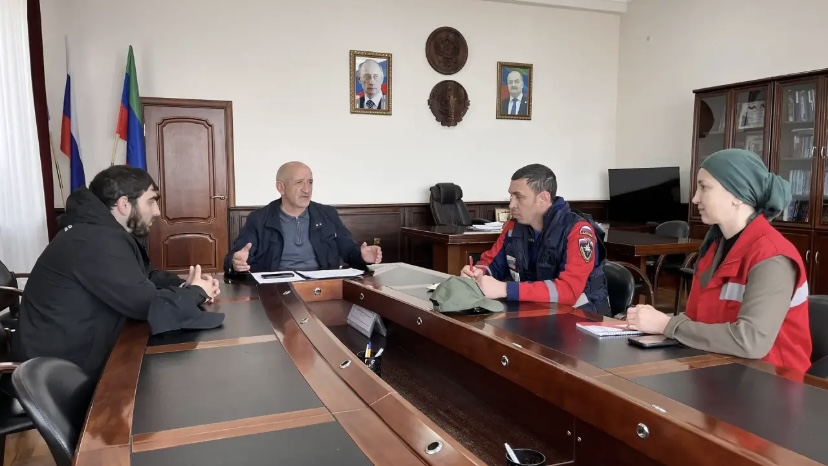 Волонтёры #МЫВМЕСТЕ помогают жителям и контролируют опасные участки в Дахадаевском районе