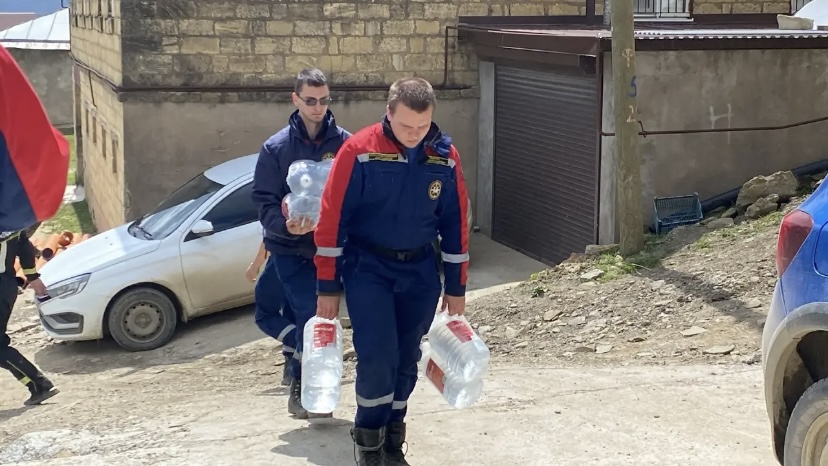 Волонтёры #МЫВМЕСТЕ помогают жителям и контролируют опасные участки в Дахадаевском районе