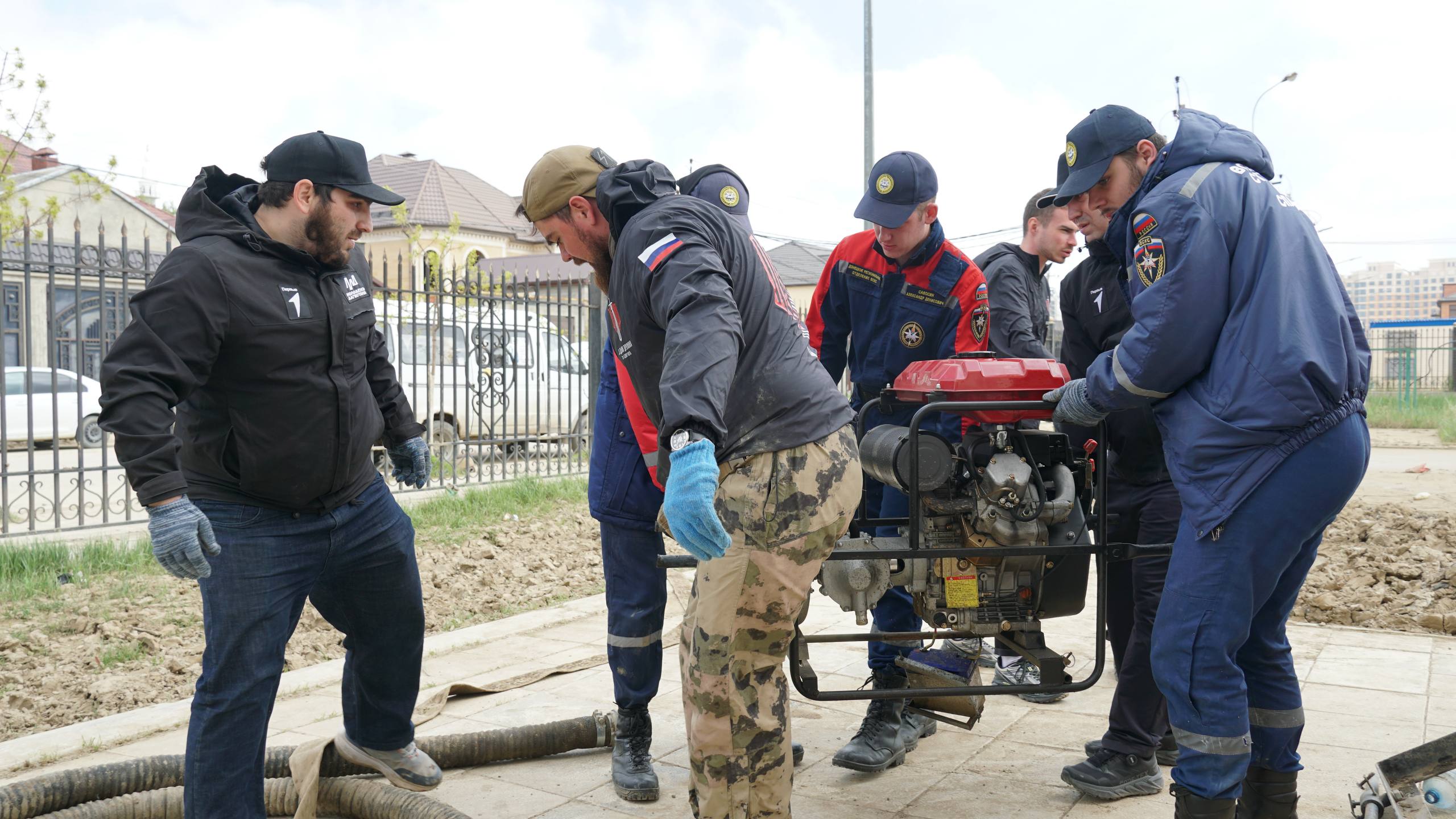 В Махачкале прошел масштабный субботник по очистке микрорайона Пальмира