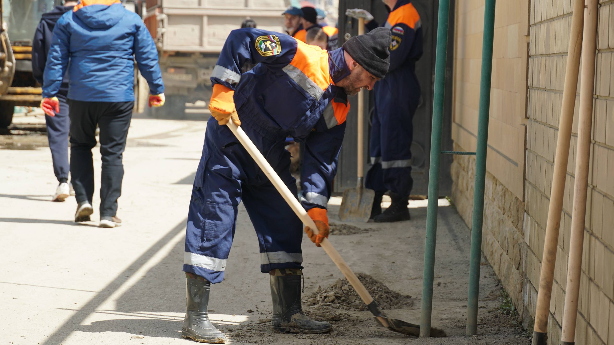 В Махачкале прошел масштабный субботник по очистке микрорайона Пальмира