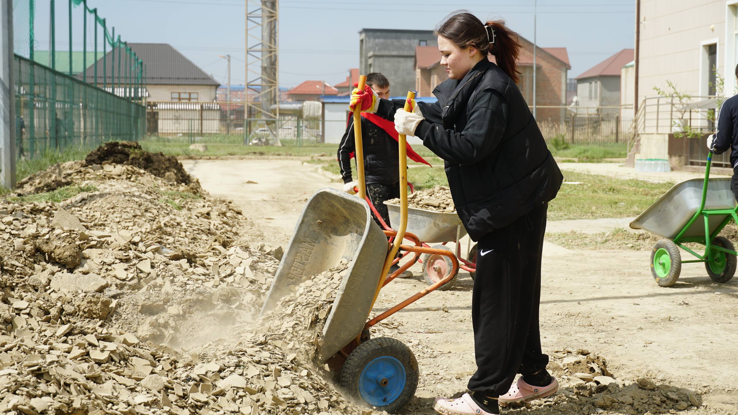 В Махачкале прошел масштабный субботник по очистке микрорайона Пальмира