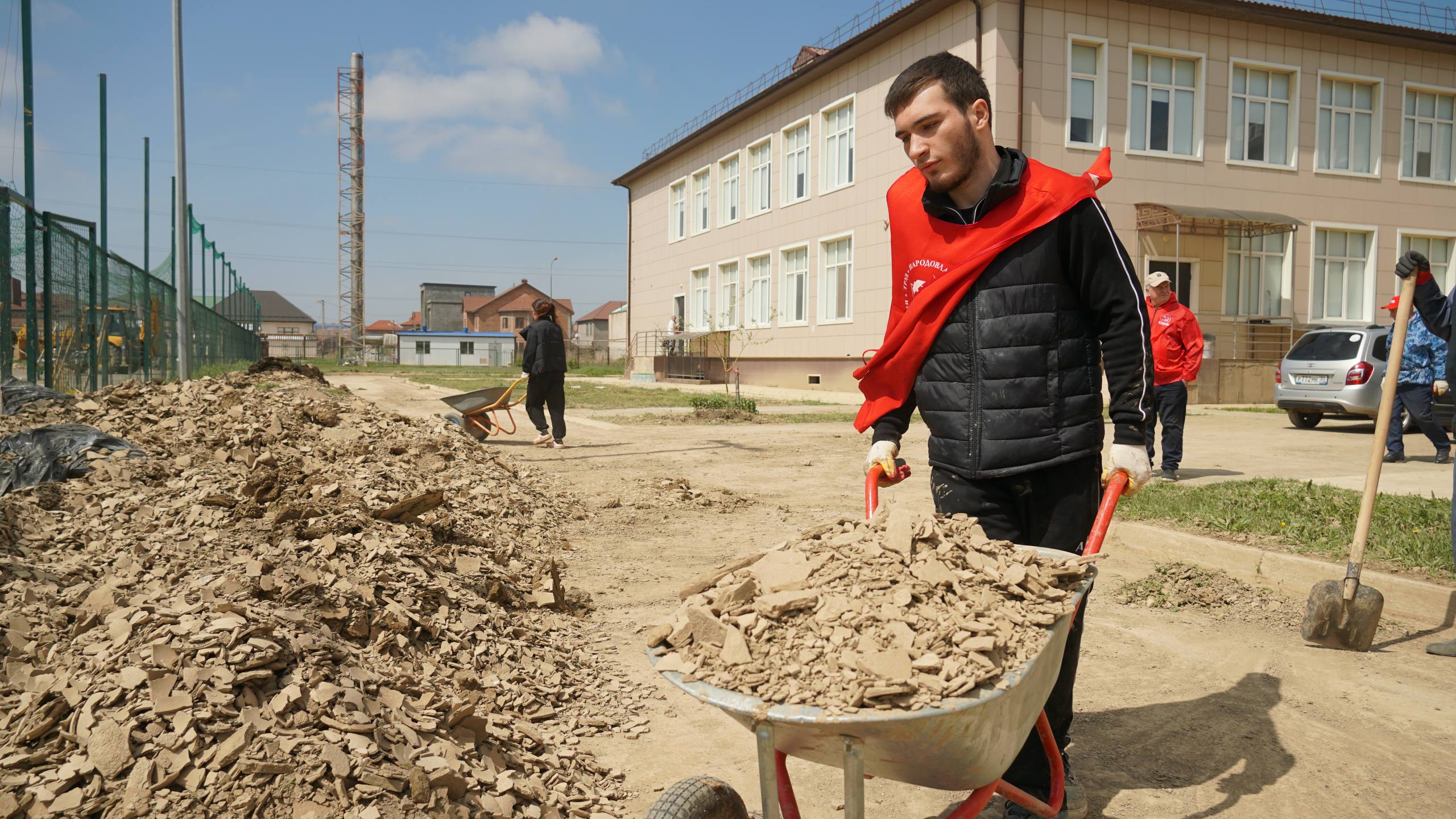 Минмолодежи и спортивное общество «Динамо» провели масштабный субботник в Махачкале