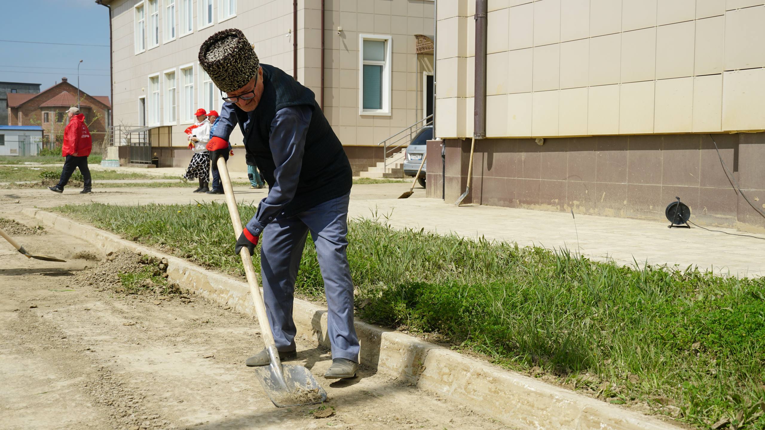 Минмолодежи и спортивное общество «Динамо» провели масштабный субботник в Махачкале