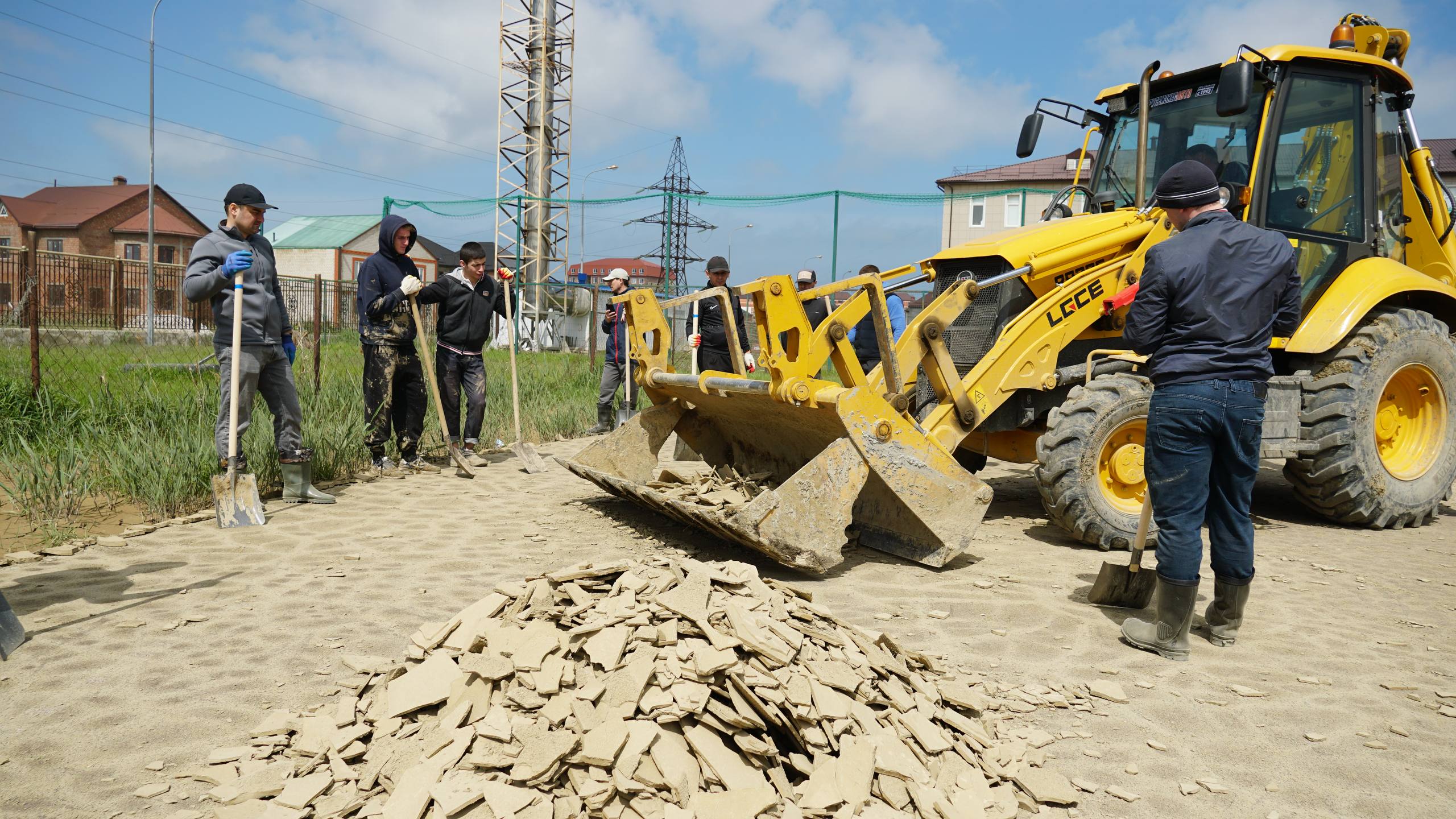 Минмолодежи и спортивное общество «Динамо» провели масштабный субботник в Махачкале