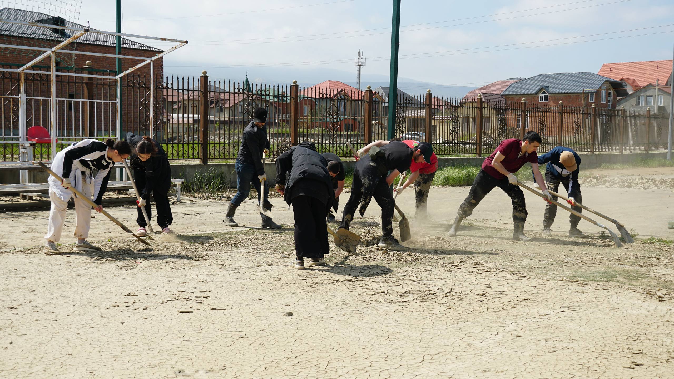 Минмолодежи и спортивное общество «Динамо» провели масштабный субботник в Махачкале