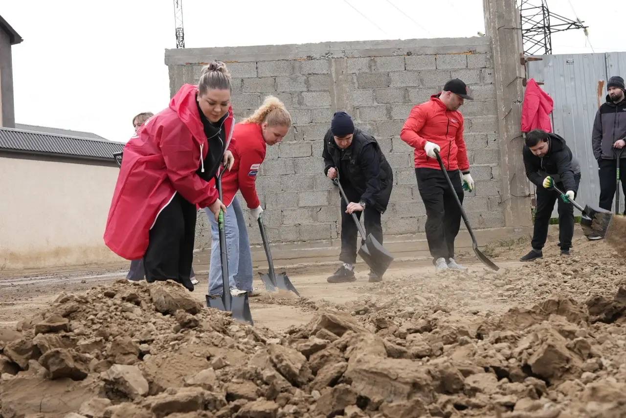 Сотрудники Минмолодежи РД приняли участие во Всероссийском субботнике