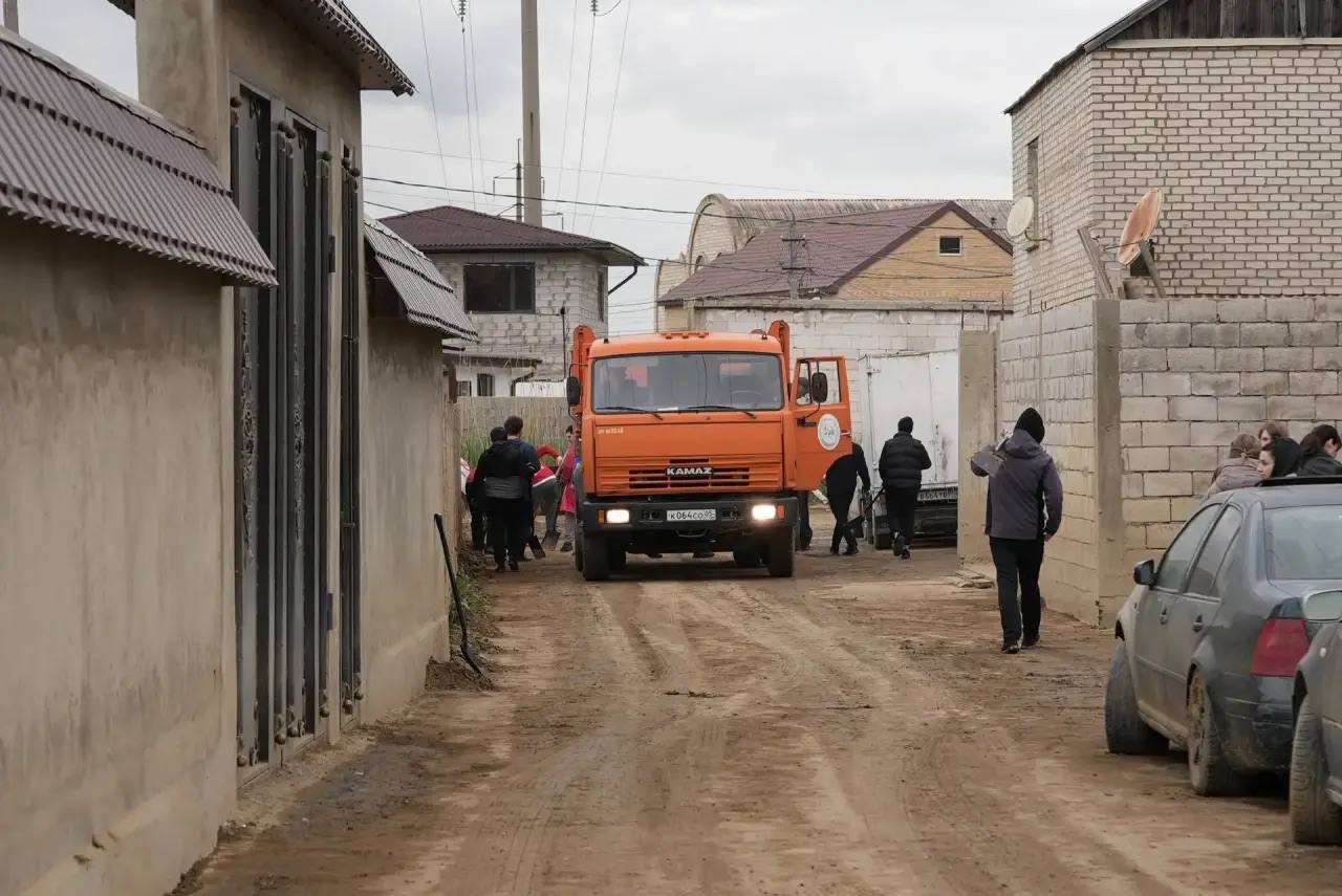 Сотрудники Минмолодежи РД приняли участие во Всероссийском субботнике