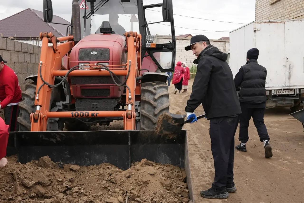 Сотрудники Минмолодежи РД приняли участие во Всероссийском субботнике