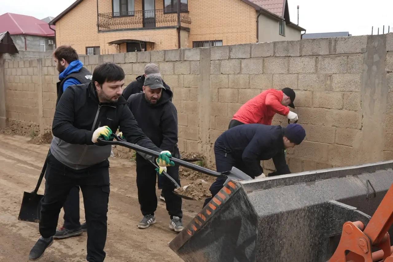 Сотрудники Минмолодежи РД приняли участие во Всероссийском субботнике