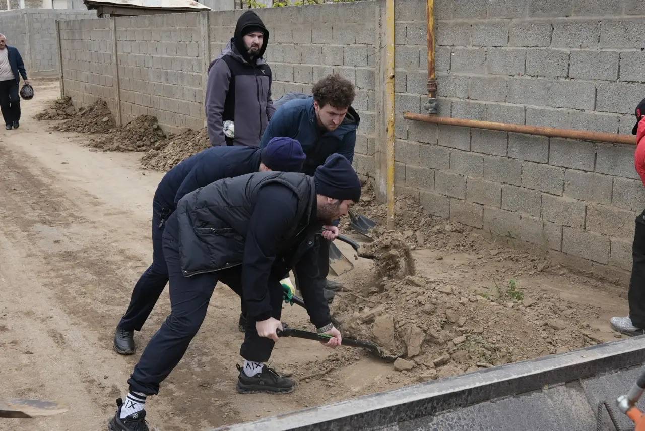 Сотрудники Минмолодежи РД приняли участие во Всероссийском субботнике