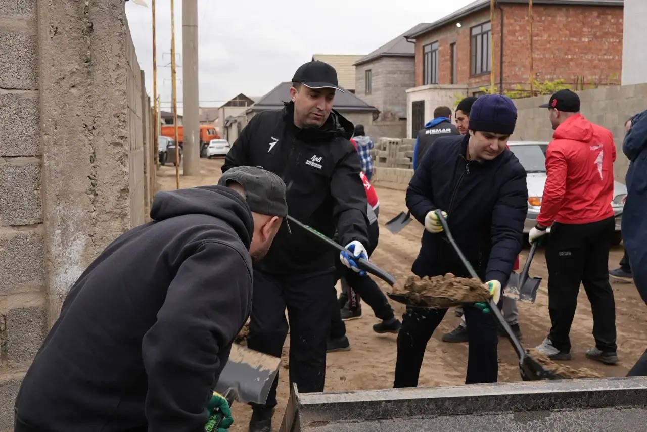 Сотрудники Минмолодежи РД приняли участие во Всероссийском субботнике