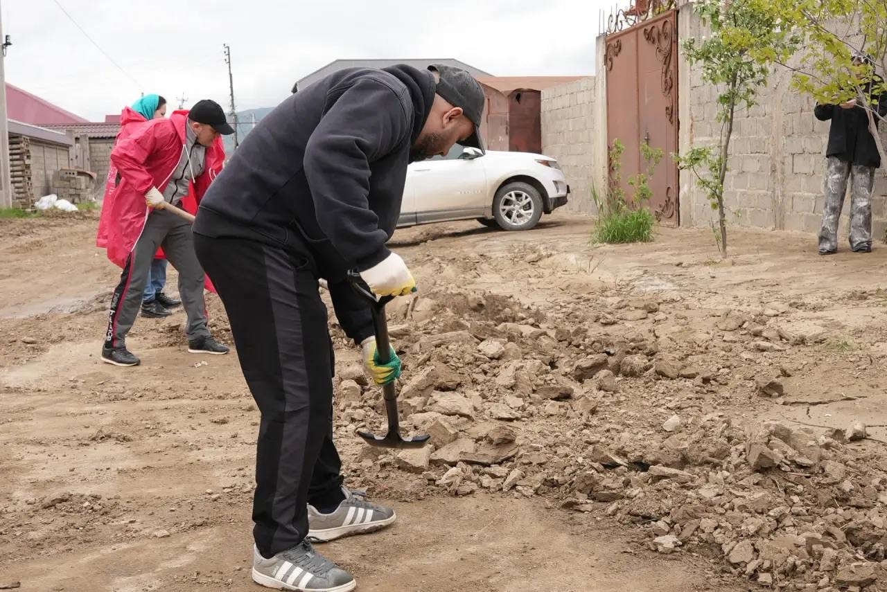 Сотрудники Минмолодежи РД приняли участие во Всероссийском субботнике