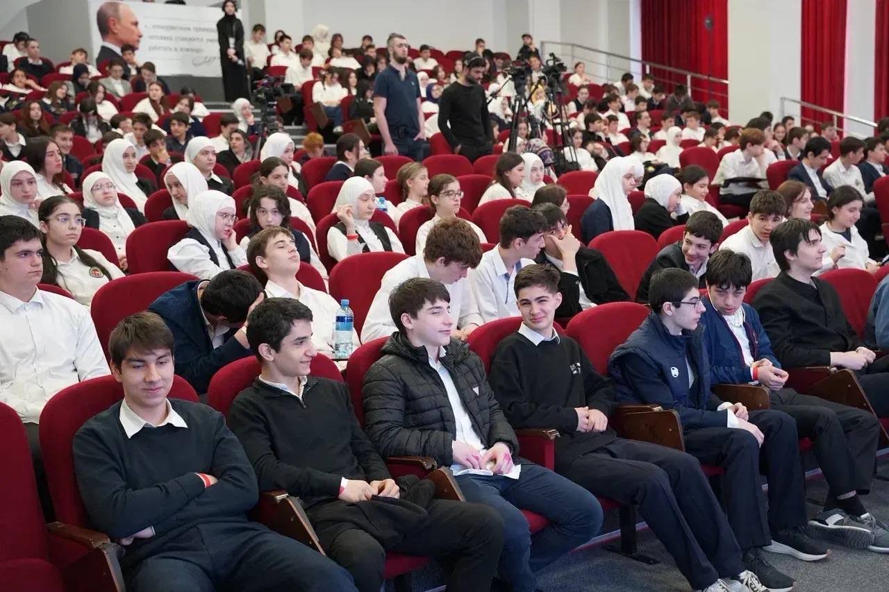 В Махачкале герои СВО и военкоры рассказали молодежи о защите Родины и важности единства