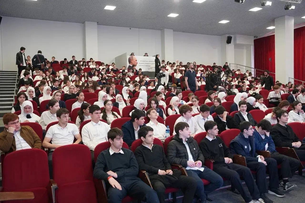 В Махачкале герои СВО и военкоры рассказали молодежи о защите Родины и важности единства