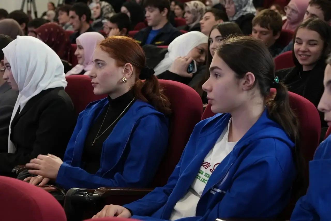 В Махачкале герои СВО и военкоры рассказали молодежи о защите Родины и важности единства