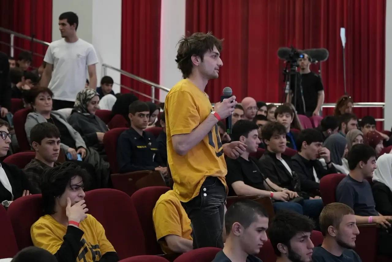 В Махачкале герои СВО и военкоры рассказали молодежи о защите Родины и важности единства