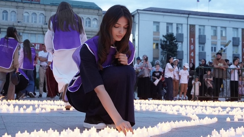 20 тысяч свечей зажгли в Махачкале в память о героях